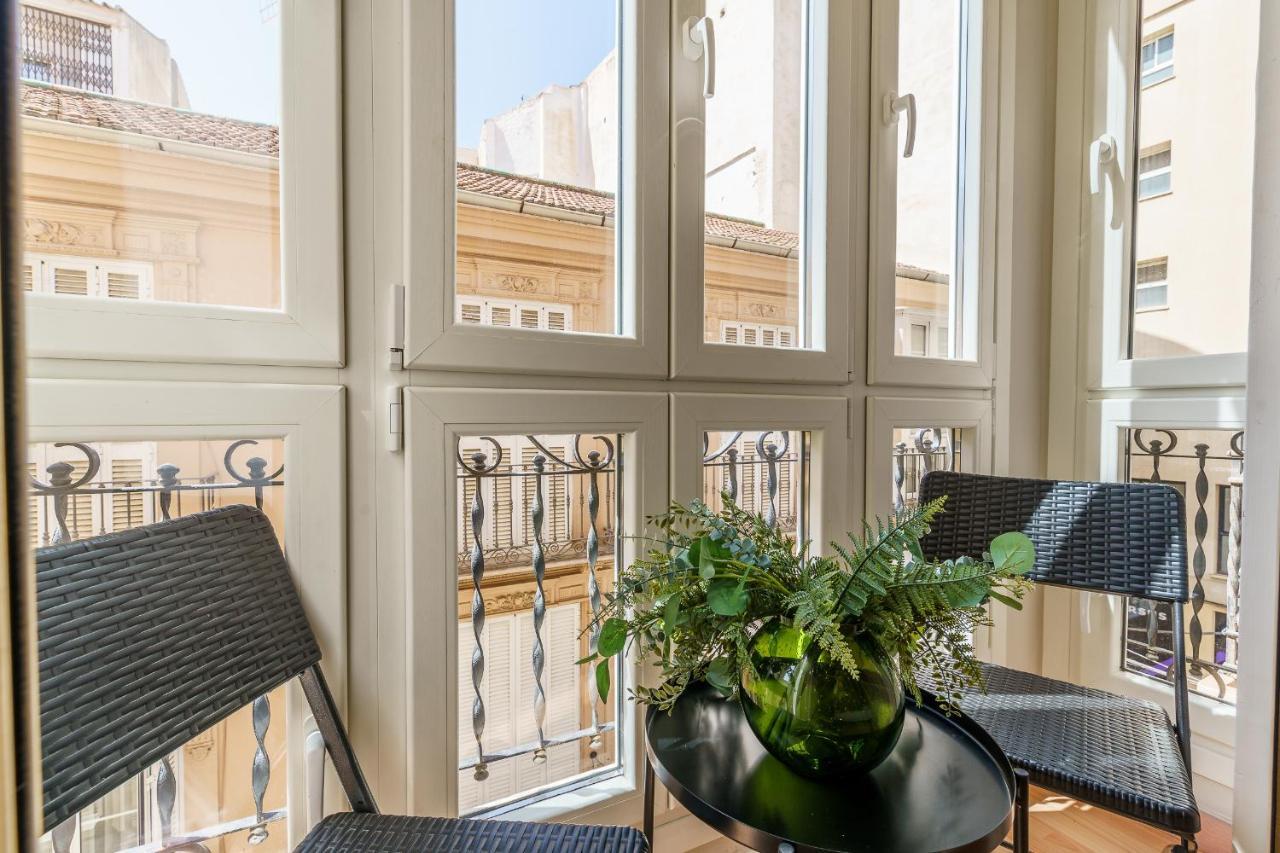 Bright Two-Bedroom Apartment In The Historic Center マラガ エクステリア 写真