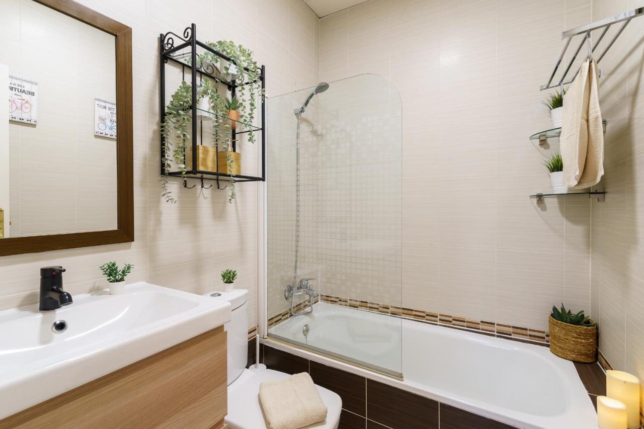 Bright Two-Bedroom Apartment In The Historic Center マラガ エクステリア 写真