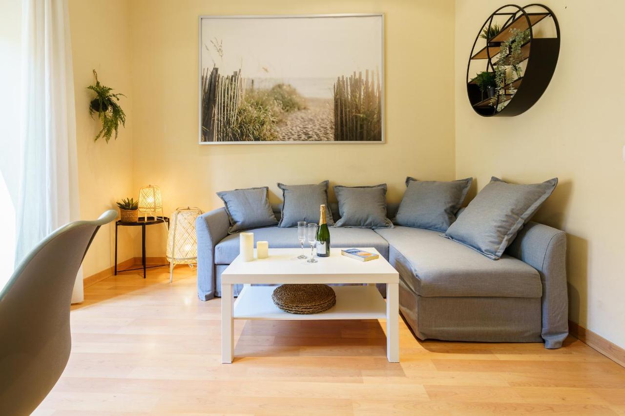 Bright Two-Bedroom Apartment In The Historic Center マラガ エクステリア 写真