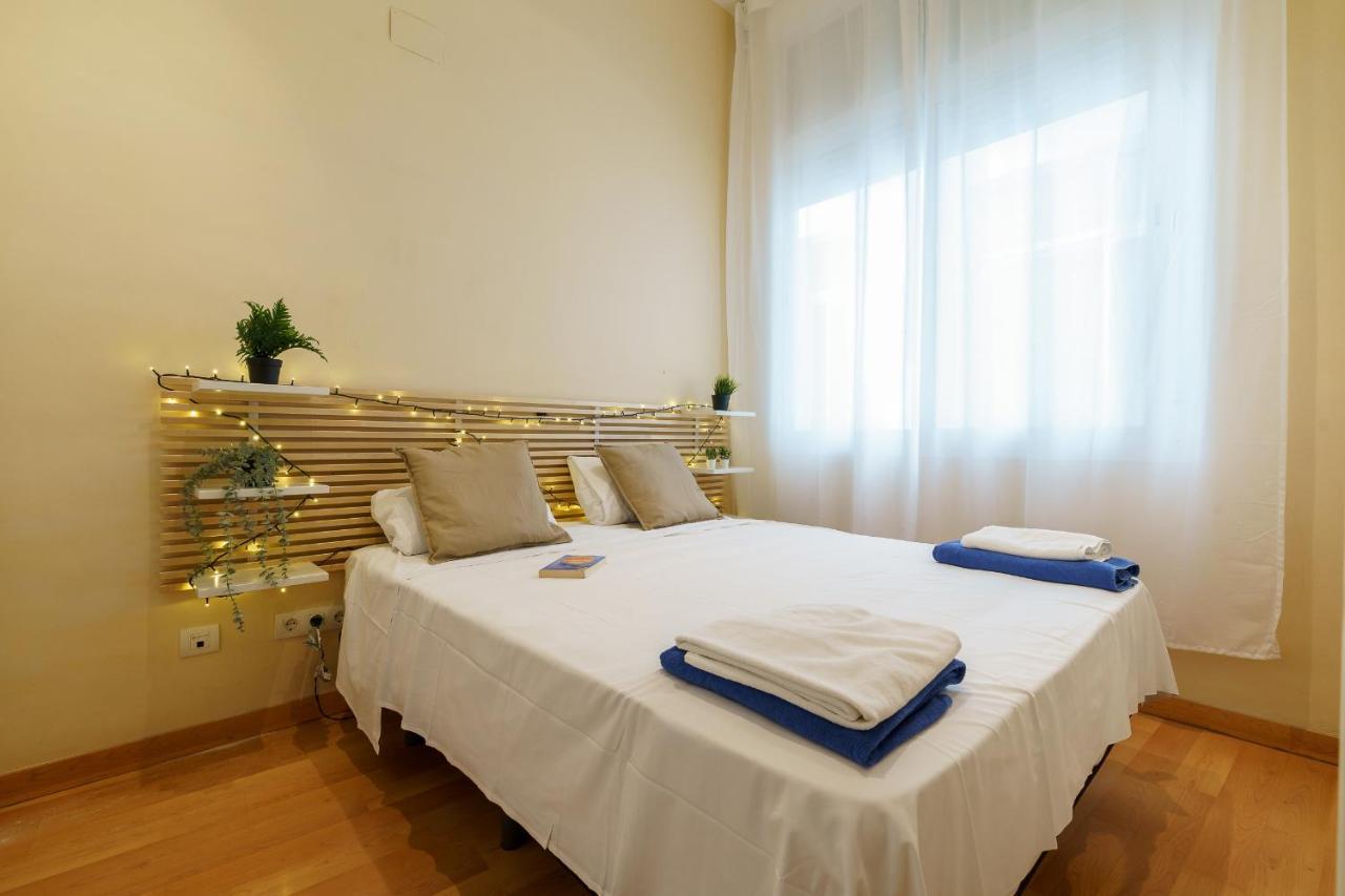 Bright Two-Bedroom Apartment In The Historic Center マラガ エクステリア 写真